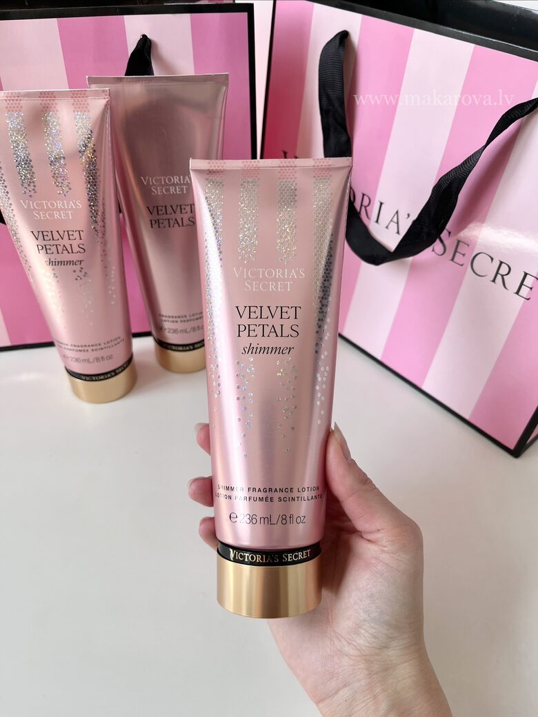 Shimmer Velvet petals parfimēts ķermeņa losjons ar spīdumiem 236 ml (Victoria’s Secret)