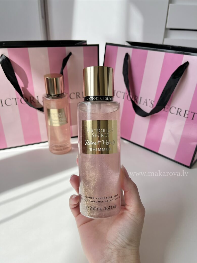 Shimmer Velvet petals parfimēts ķermeņa sprejs ar spīdumiem (Victoria’s Secret)