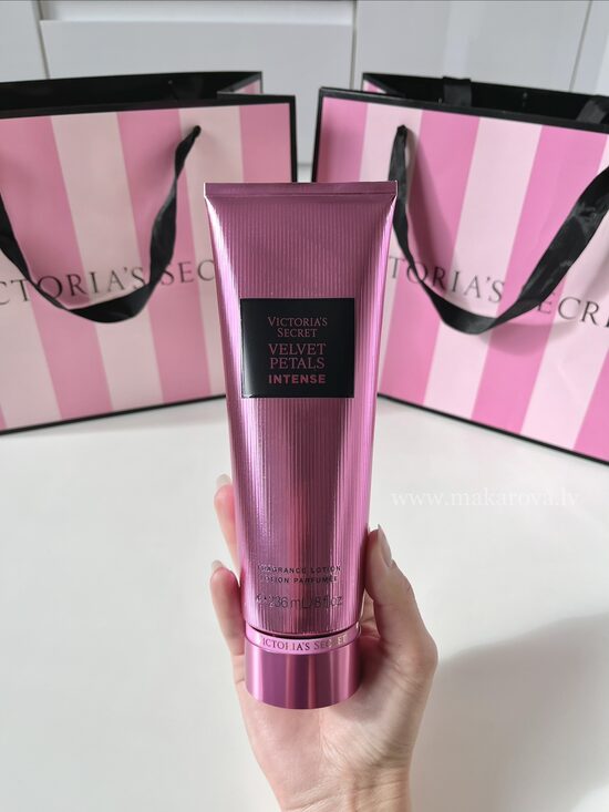 Victoria’s Secret Intense Velvet petals parfimēts ķermeņa losjons 236 ml